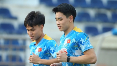 ທ່ານ ກິມ ໄດ້ກ່າວຢ່າງກະທັນຫັນ... ຄູຝຶກ Polking ແລະສະໂມສອນ CAHN: ສໍາລັບການບໍ່ຮັກສາ Dinh Bac "ຢ່າງໃກ້ຊິດ"