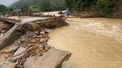 De graves glissements de terrain se sont produits sur les routes menant à la commune de Phu Mo.