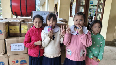 ডাক লাকের বন্যা কবলিত হোয়া থিন কমিউনের শিক্ষার্থীদের কাছে পাঠ্যপুস্তক পৌঁছেছে।