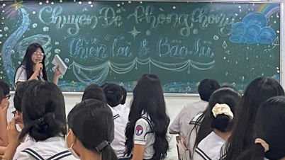 Ho Chi Minh City öğrencileri doğal afetler hakkında verilen ders sırasında gözyaşlarına boğuldu, sel mağdurlarına yardım için bağışta bulundu