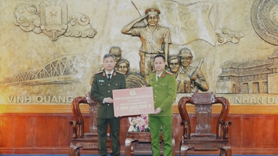 تدعم شرطة مدينة هوشي منه وثانه هوا مدينة هوي في التغلب على عواقب الفيضانات