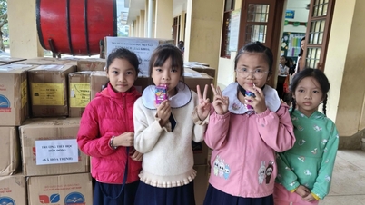 សៀវភៅសិក្សាឥតគិតថ្លៃបានទៅដល់សិស្សានុសិស្សក្នុងឃុំដែលរងគ្រោះដោយទឹកជំនន់នៃខេត្ត Hoa Thinh។