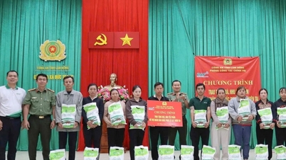 A polícia provincial apoia os moradores de Duc Trong nas consequências das inundações.