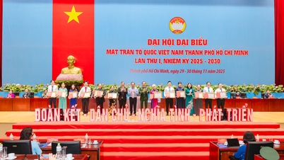 호치민시는 위대한 연대 정신을 장려하고 국민과 가까운 정부를 건설하기 위해 힘을 합칩니다.