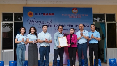 O Vietbank doa quase 1 bilhão de VND para apoiar pessoas e estudantes em áreas afetadas por enchentes.