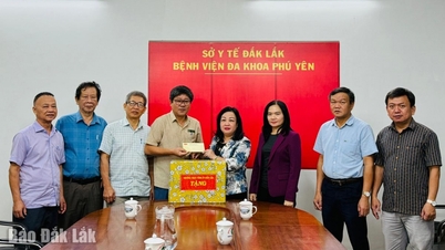 قامت نائبة السكرتير الدائم للجنة الحزب الإقليمية كاو ثي هوا آن بزيارة الطاقم الطبي وتشجيعه.