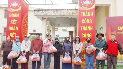 Nam Viet Food and Beverage Joint Stock Company ondersteunt 1.000 geschenken voor mensen in de gemeenten Nam Giang en Go Noi.