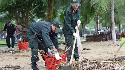 200 cán bộ, chiến sĩ cảnh sát cơ động ra quân làm sạch bãi biển Nha Trang