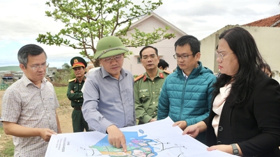 ប្រធានគណៈកម្មាធិការប្រជាជនខេត្ត លោក Pham Anh Tuan បានត្រួតពិនិត្យការងារជំនះពុះពារលើផលវិបាកដោយទឹកជំនន់នៅតាមមូលដ្ឋាន។