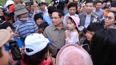 នាយករដ្ឋមន្ត្រី អញ្ជើញចុះសួរសុខទុក្ខ និងលើកទឹកចិត្តប្រជាជននៅឃុំហ័រធីញ ខេត្តដាក់ឡាក់ ដែលជាចំណុចកណ្តាលនៃទឹកជំនន់។