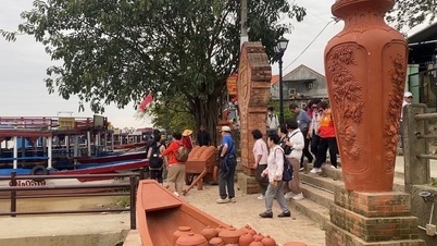 Dermaga pelancong dibuka semula, perkampungan tembikar Thanh Ha sibuk dengan pengunjung