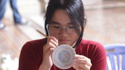 Come to Ho Chi Minh City Museum this weekend to learn free ceramic decoration