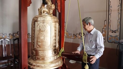 Die Gemeinde Ben Luc empfängt die Große Glocke und die Trommel an der Gedenkstätte des Anwalts Nguyen Huu Tho.