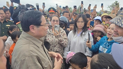Perdana Menteri Pham Minh Chinh mengunjungi dan menyemangati warga di kecamatan Tay Hoa yang menderita kerusakan akibat banjir.