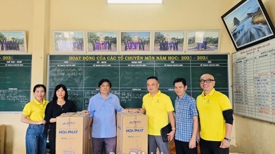 Dak Lak Business Association gir læringsutstyr til skoler i flomrammede områder