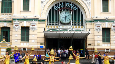 Halk müziği ve dansı icra etmek geleneksel sanatların tanıtımına katkı sağlar.