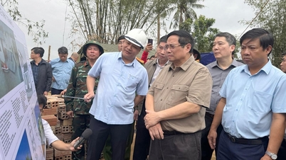 El primer ministro Pham Minh Chinh visitó y animó a las víctimas de las inundaciones en la comuna de Hoa Thinh.