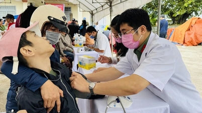 Nemocnice 19-8 překonává těžké cesty, dává lásku a speciální lékárničky lidem v oblastech postižených povodněmi