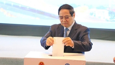 នាយករដ្ឋមន្ត្រី Pham Minh Chinh គាំទ្រប្រជាជនដែលរងផលប៉ះពាល់ដោយព្យុះ និងទឹកជំនន់នៅឯវេទិកាភស្តុភារឆ្នាំ 2025