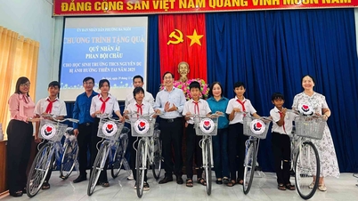 Phường Ba Ngòi trao quà hỗ trợ học sinh bị ảnh hưởng thiên tai