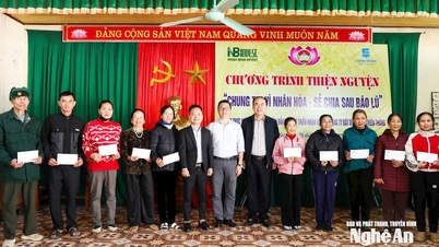 ニャンビン開発投資株式会社は、嵐と洪水の後、ニャンホア村の住民に株式を配布した。