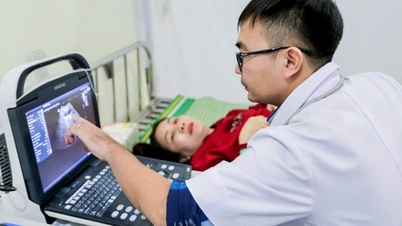 Fiatal orvos segít az árvízkárosultaknak a természeti katasztrófák utáni felépülésben