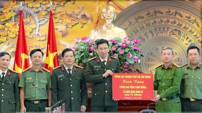 Ho Chi Minh-stadens polisavdelning donerar 2 miljarder VND till Lam Dongs provinsiella polisavdelning för att stödja katastrofhjälpsinsatser.