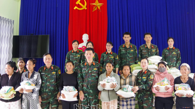 L'école chargée de l'information a offert des cadeaux pour soutenir les habitants de la commune de Tay Khanh Vinh touchés par les inondations.