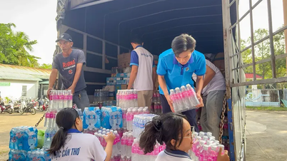 Tinerii din orașul Can Tho au adus 46 de tone de bunuri pentru a „sprijini” persoanele afectate de furtuni și inundații