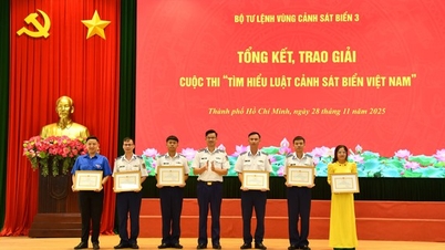 Premieutdeling for konkurransen «Lære om loven om Vietnams kystvakt»