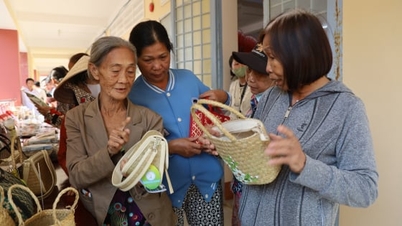 ງານບຸນສາທິດ ແລະ ທົດລອງວິຊາຊີບກະສິກຳ ຕິດພັນກັບການຫຼຸດຜ່ອນຄວາມທຸກຍາກແບບຍືນຍົງ