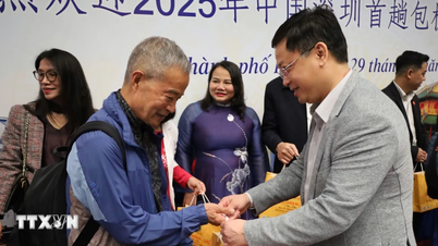 הואה מקבלת את הטיסה הראשונה משנג'ן, סין