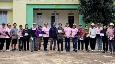 فو ین ویمن انٹرپرینیور ایسوسی ایشن سیلاب سے متاثرہ علاقوں میں لوگوں کی مدد کے لیے تحائف دے رہی ہے۔