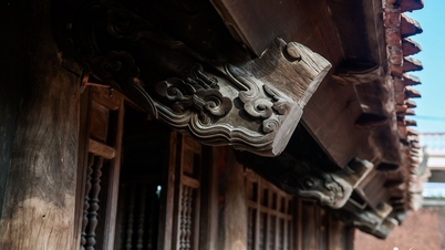 निन्ह बिन्ह में लगभग 1,000 साल पुराने प्राचीन मंदिर के अंदर