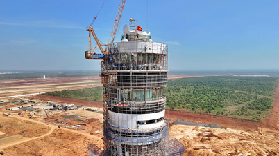 Крупний план «сталевого лотоса» вартістю 3,500 мільярдів донгів в аеропорту Лонг Тхань, що пришвидшується до фінішу.