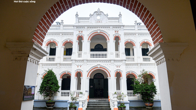 A Meo király palotája új köpenyt visel a restaurálás után, pompásan áll a fehér fennsík közepén.