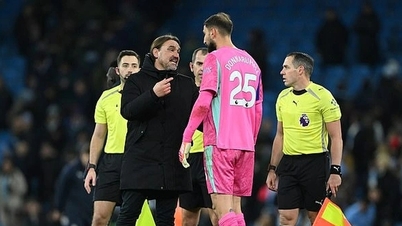 Thủ môn Donnarumma bị tố "chơi bẩn" để giúp Man City thoát hiểm trước Leeds
