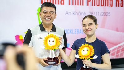 Ly Hoang Nam ve şarkıcı Giang Hong Ngoc, 'Southern Love' pickleball turnuvasını kazandı