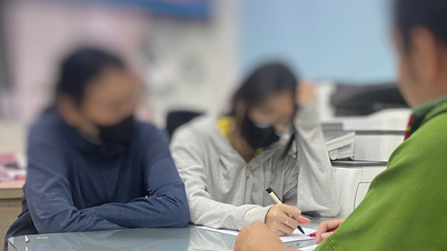 សិស្ស​ស្រី​ពីរ​នាក់​ត្រូវ​មិត្ត​រួម​ថ្នាក់​ចោម​រោម​វាយ​នៅ​មុខ​ខ្លោង​ទ្វារ​សាលា​ក្នុង​សង្កាត់​ចាស់ ១២។