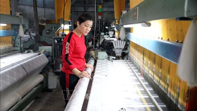 Od tradičních tkalcovských stavů k novým technologiím se hedvábí Nha Xa mění, aby se profese zachovala.