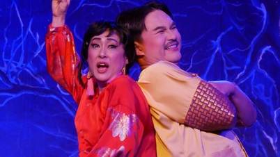 'อีกาแดงกางปีก': กระจกสะท้อนความโลภ