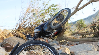 डी'रान बाढ़ के बाद तत्काल पुनर्निर्माण करता है और लोगों को नए घर बनाने में सहायता करता है