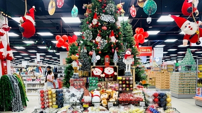 Marché riche en décorations de Noël