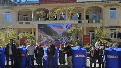 Menyumbangkan 110 tangki air kepada masyarakat di wilayah perbatasan Son Vi