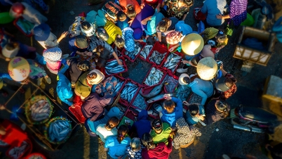 Um novo dia agitado no porto de pesca de Nghi Thuy.