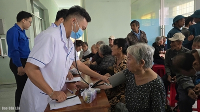 ពិនិត្យ​ និង​ព្យាបាល​ជំងឺ​ដោយ​ឥត​គិត​ថ្លៃ​ជូន​ប្រជាពលរដ្ឋ​ជាង ៥០០​នាក់​នៅ​សង្កាត់ Binh Kien