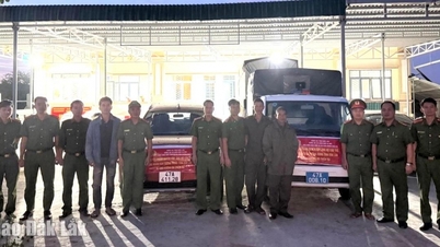 イア・ルー・コミューン警察はソンホアコミューンの人々を支援するために1.5トンの米と7000万ドンを動員した。