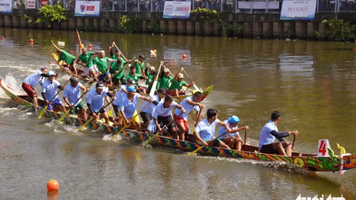 Ngo boats stir up Nhieu Loc - Thi Nghe canal, Ho Chi Minh City