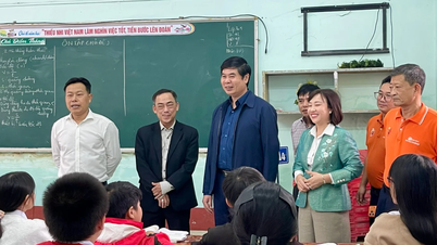 El viceministro de Educación y Formación, Le Quan, animó a las escuelas de las zonas afectadas por las inundaciones en Gia Lai