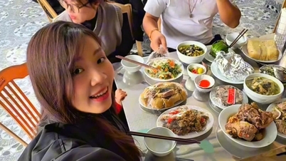 Una niña sureña asiste a un aniversario de muerte en Hung Yen, con miedo de probar dos deliciosos platos en la bandeja.